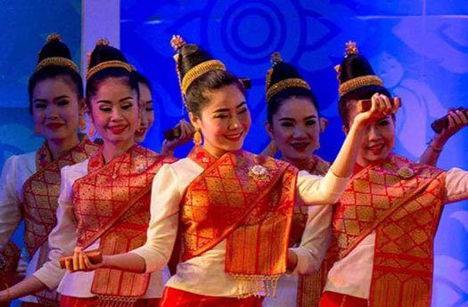 Danseuses laotiennes portant le sinh