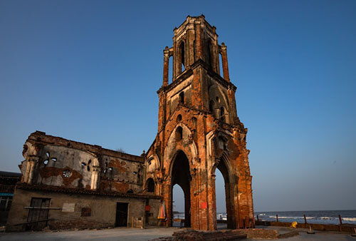 Charme de l'église ruinée de Nam Dinh