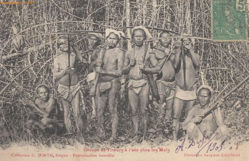 Groupe de tireurs à l'arc chez les Moïs, 