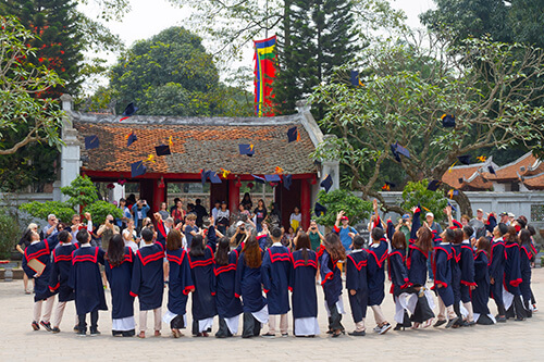 Cérémonie des étudiants diplômés au Temple de la Littérature de Hanoi