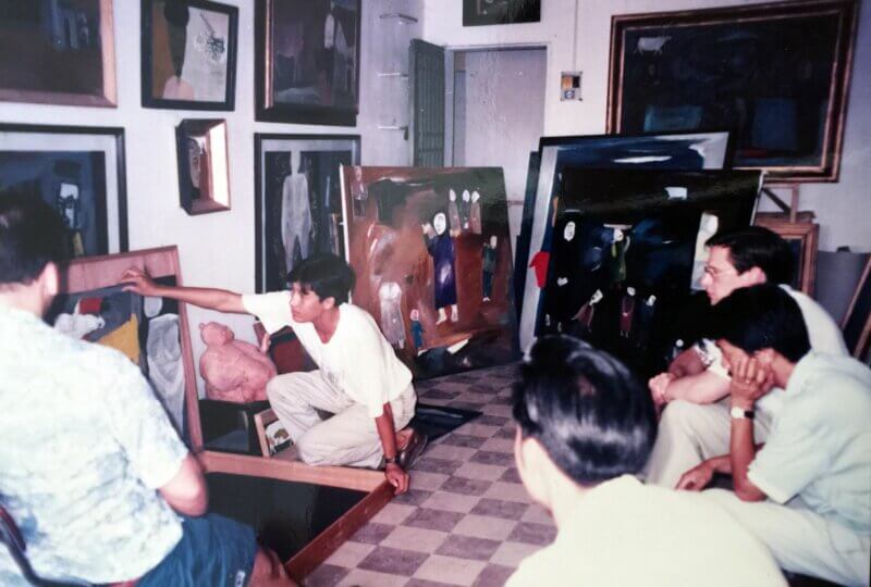 Photo de Suzanne Lecht prise au studio de l'artiste Ha Tri Hieu en présence de M. Pham Quang Vinh et M. Michael Davis.