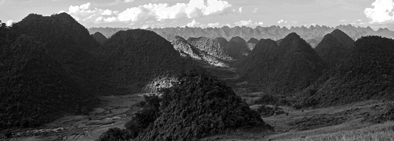 Massif de Thong Nong (Cao Bang), au second plan, le massif de Mo Xat
