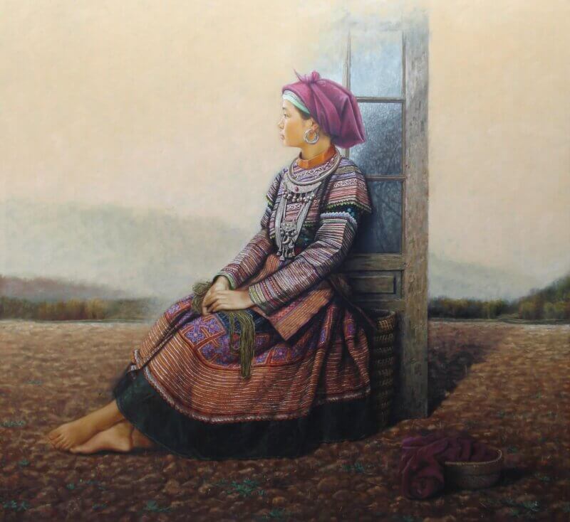 Une Hmông-fleur ayant teint ses étoffes