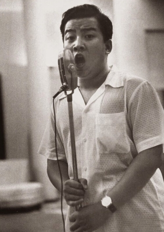 Norodom Sihanouk avec un goût prononcé pour les matières artistiques. Portrait de 1957. 