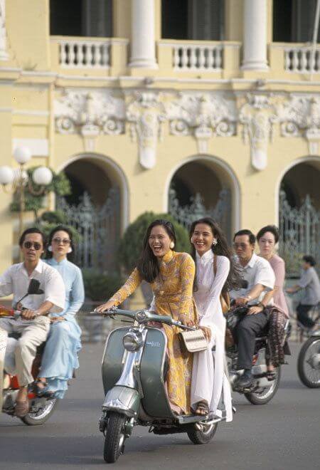 femmes vietnam vespa