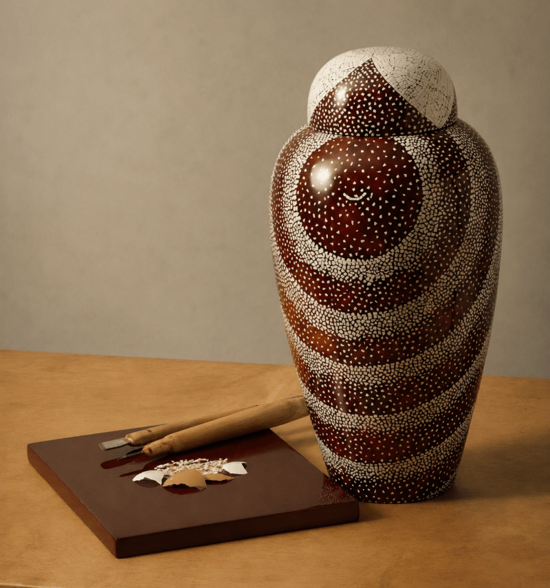 Vase laqué en mosaïque d’œuf