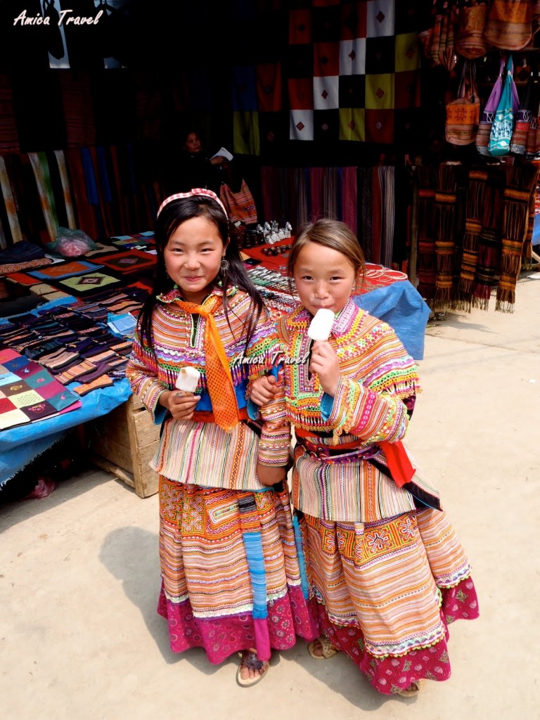 Des fillettes en costume traditionnelle au marché de Bac Ha Des fillettes en costume traditionnelle au marché de Bac Ha