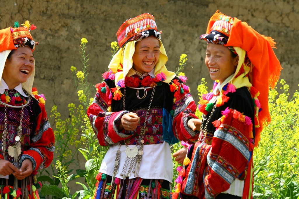 Les femmes Lolo avec leurs costumes traditionels pendant la fête Les femmes Lolo avec leurs costumes traditionels pendant la fête