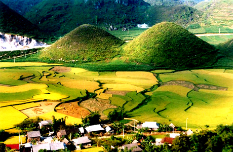 Les différentes formes des montagnes à Ha Giang Les différentes formes des montagnes à Ha Giang