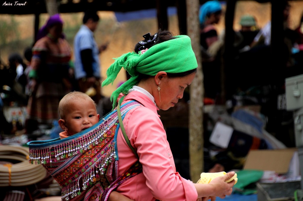 Jeune Hmong et son enfant au marché de Coc Ly Jeune Hmong et son enfant au marché de Coc Ly