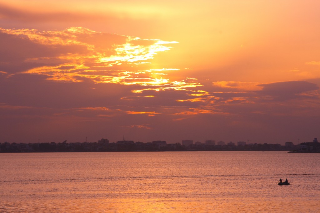 Coucher du soleil sur le lac de l'Où-Est Coucher du soleil sur le lac de l'Où-Est