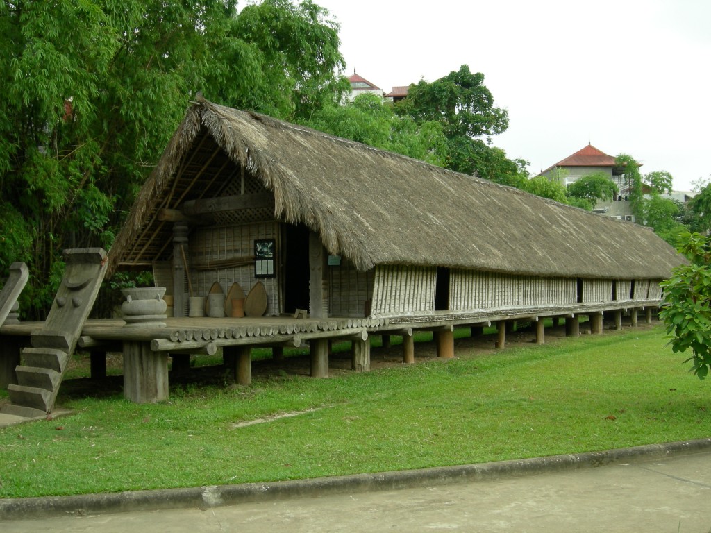 La maison longue des E-de dans le musée d'Ethnologie La maison longue des E-de dans le musée d'Ethnologie