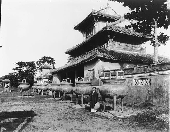 Urnes de bronze de Gia Long, devant la pagode de Gia Long, dans le palais royal