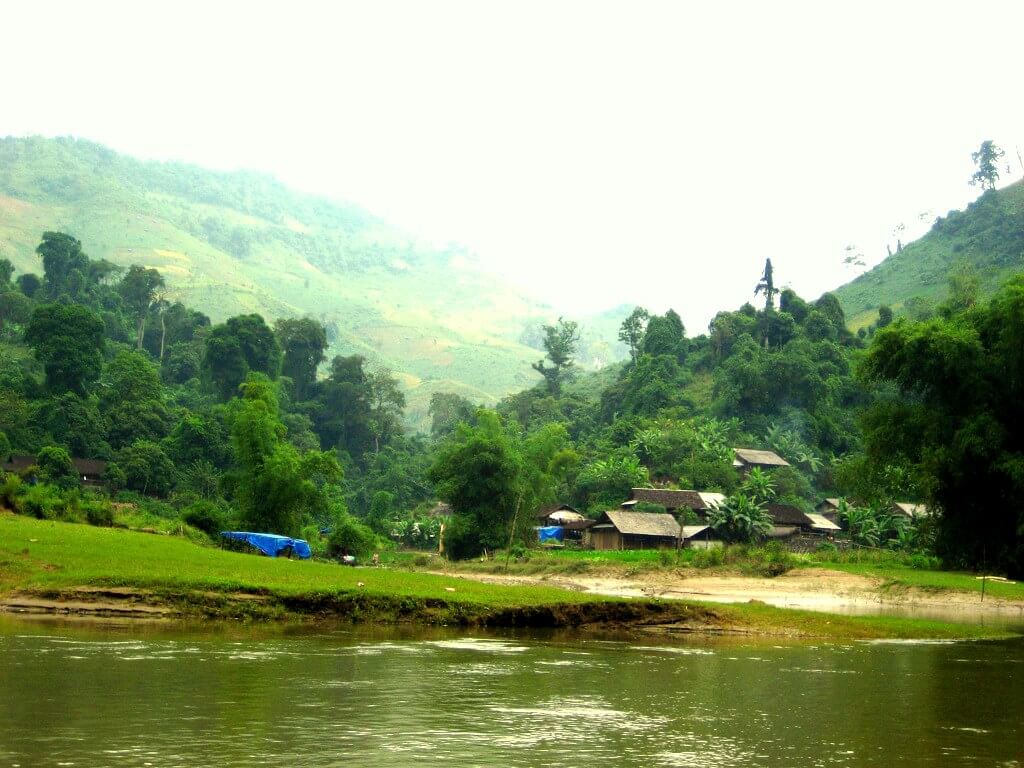 Village au bord du lac
