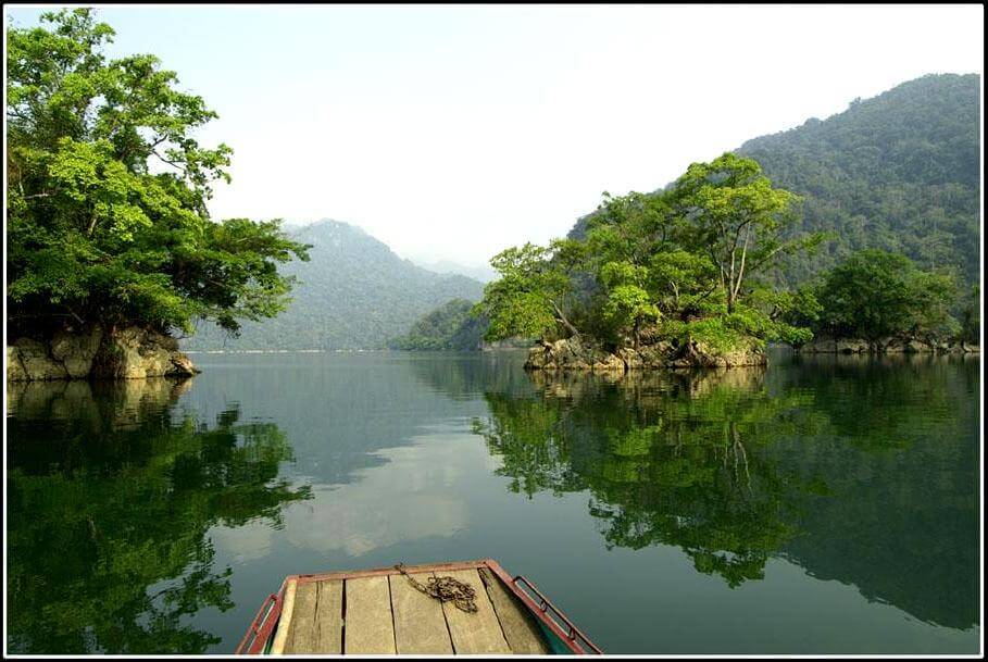 Excursion en sampan sur le lac Ba Be