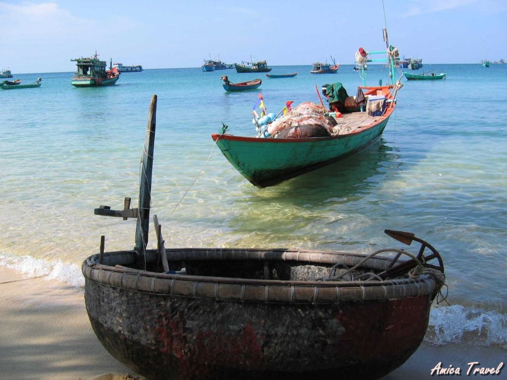 Les petits bateaux de pêche à Phu Quoc Les petits bateaux de pêche à Phu Quoc