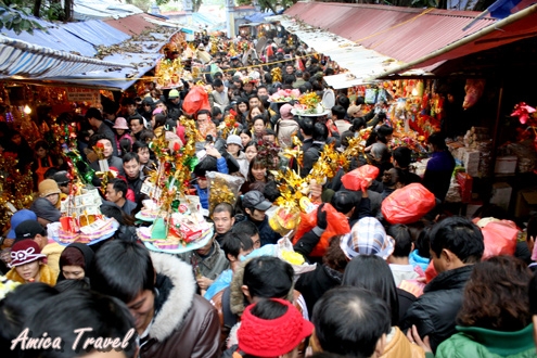 La foule attend son tour devant le temple Bà Chua Kho