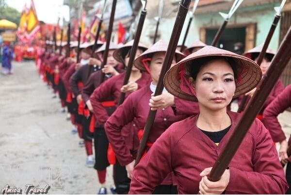 Les filles jouent le rôle des soldats des soeurs Trung
