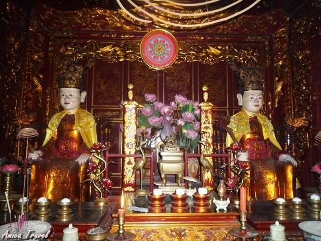 La statue des soeurs Trung dans leur temple