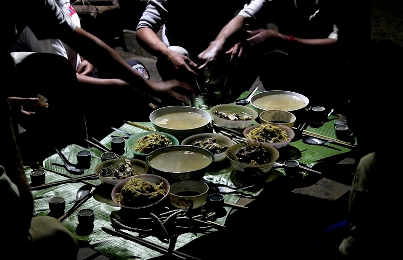 Un repas lao avec les habitants locaux Un repas lao avec les habitants locaux