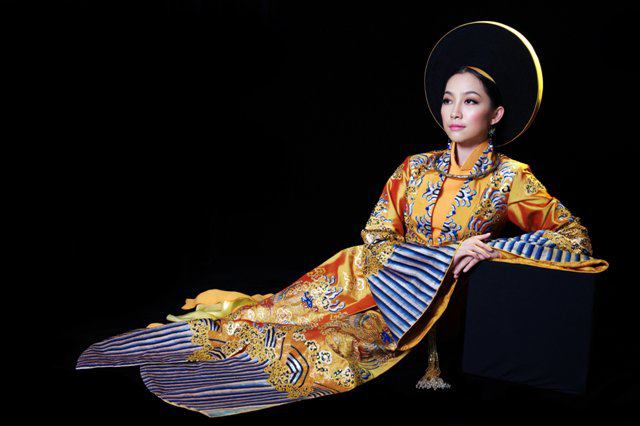 Tenue traditionnelle des femmes royales à l'époque Tenue traditionnelle des femmes royales à l'époque