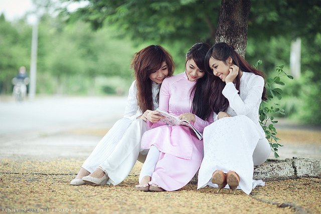 Le ao dai est l'uniforme des lycéennes et étudiantes vietnamiennes Le ao dai est l'uniforme des lycéennes et étudiantes vietnamiennes