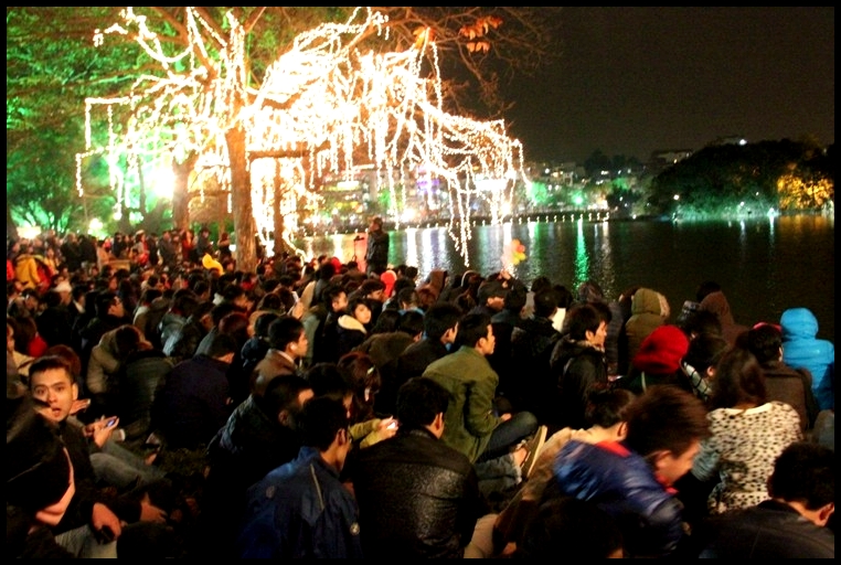 Au bord du lac Hoan Kiem au moment du réveillon Au bord du lac Hoan Kiem au moment du réveillon