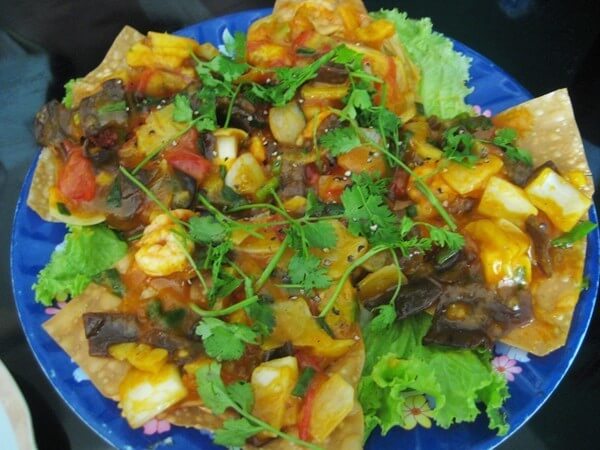 Hoanh thanh ou wontons (raviolis frits au crabe, tomates et oignons)