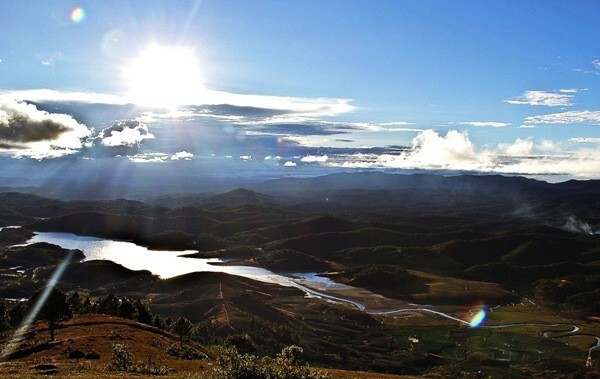 Lever du soleil dans le mont Lang Biang à Da Lat (Photo: Luxi Tei)