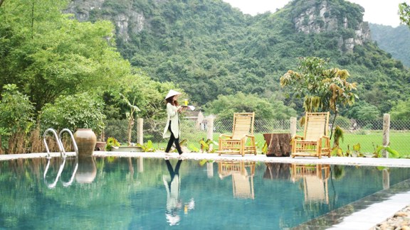 Piscine au milieu des montagnes
