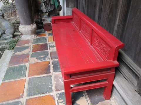 La chaise rouge devant la maison ancienne La chaise rouge devant la maison ancienne