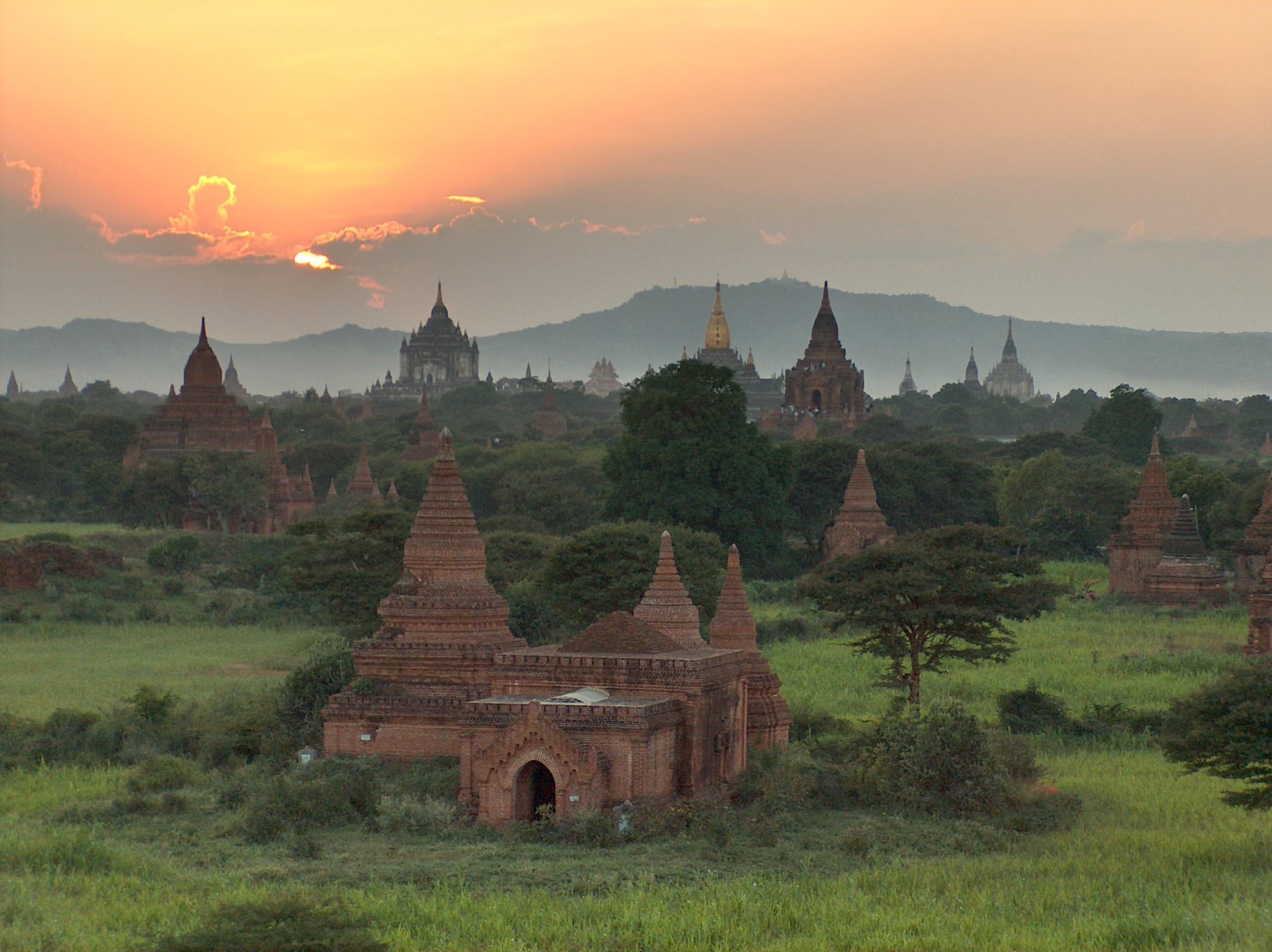 Bagan au lever du soleil