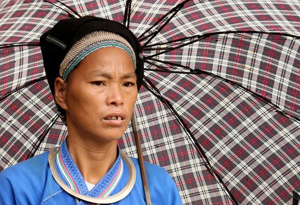 femme hmong au marche de xin man a ha giang vietnam