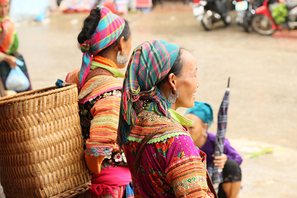 femmes hmong fleur au marche de xin man a ha giang vietnam