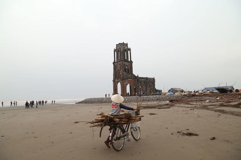 Eglise en ruine sur la plage de Ha Ly