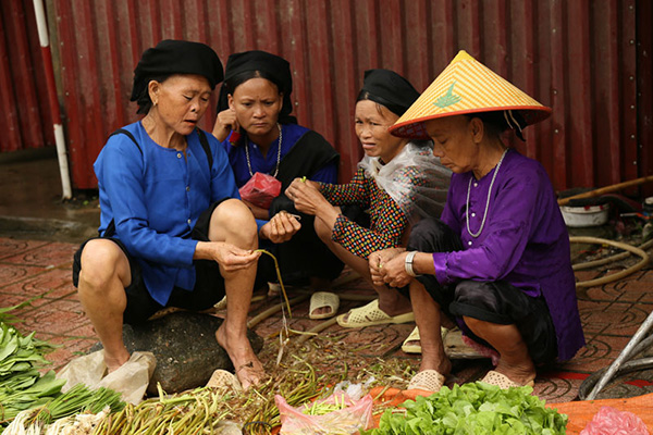 vendeuses bavardent au marche de xin man a ha giang vietnam